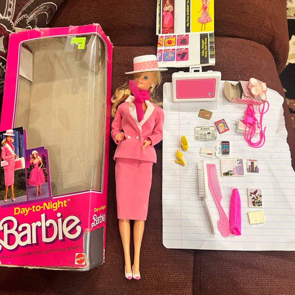 Vintage Mattel 1984 DAY-TO-NIGHT #7929
Barbie has some accessories preowned.